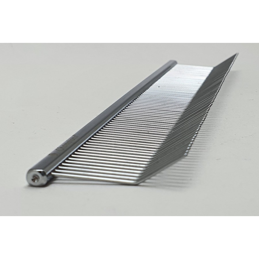'Tört' fogazatú fém fésű, normál fogsűrűség, ovális profil, 19 cm hossz, 3,4 cm foghosszúság (KH)